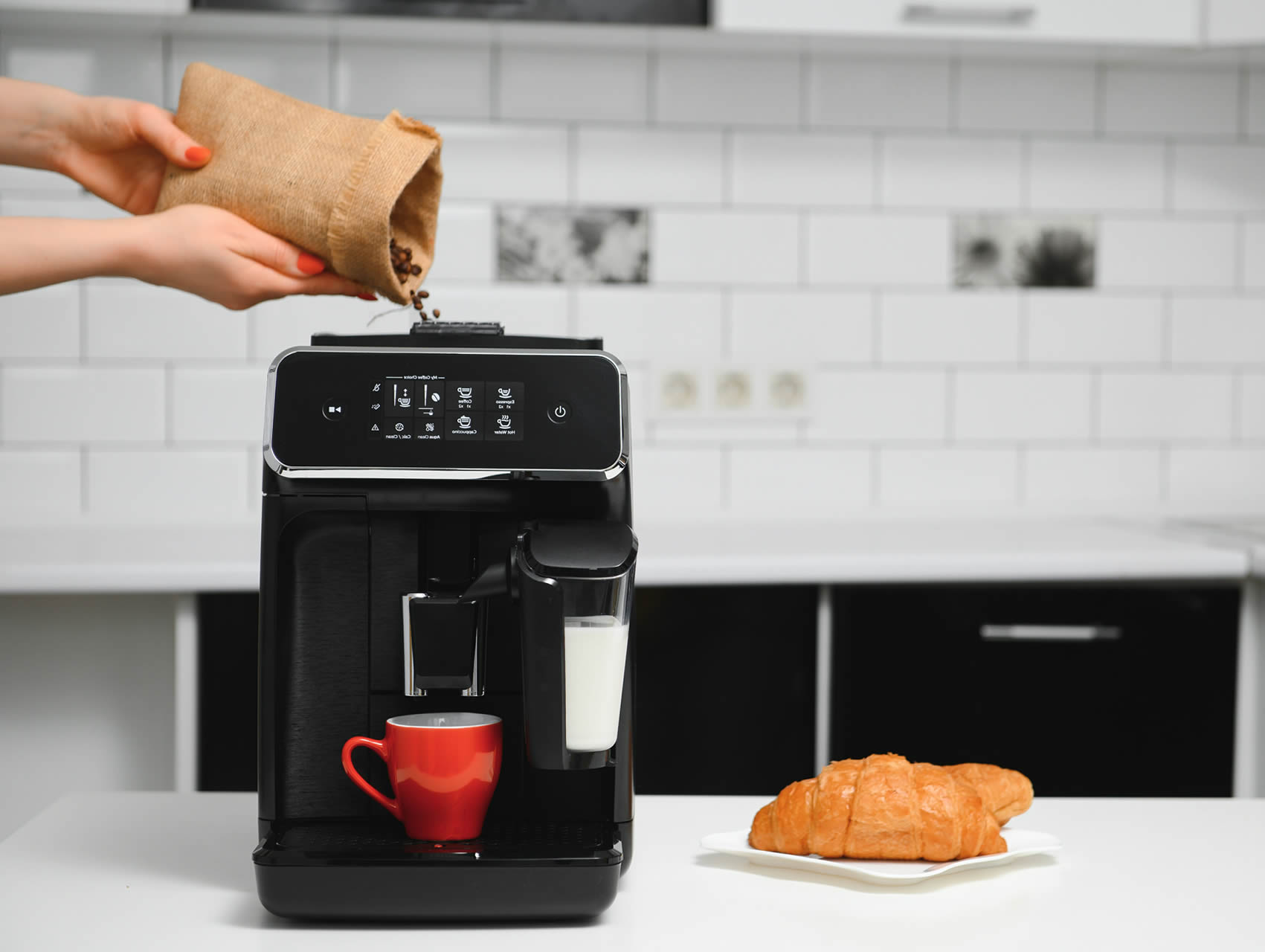 Preparació d'una tassa de cafè amb una cafetera elèctrica per a l'esmorzar